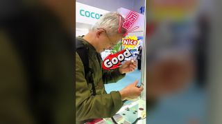 تکنسین کهنه کار به روی صحنه می رود و عینک مطالعه اش را برمی دارد تا ارزیابی کند.